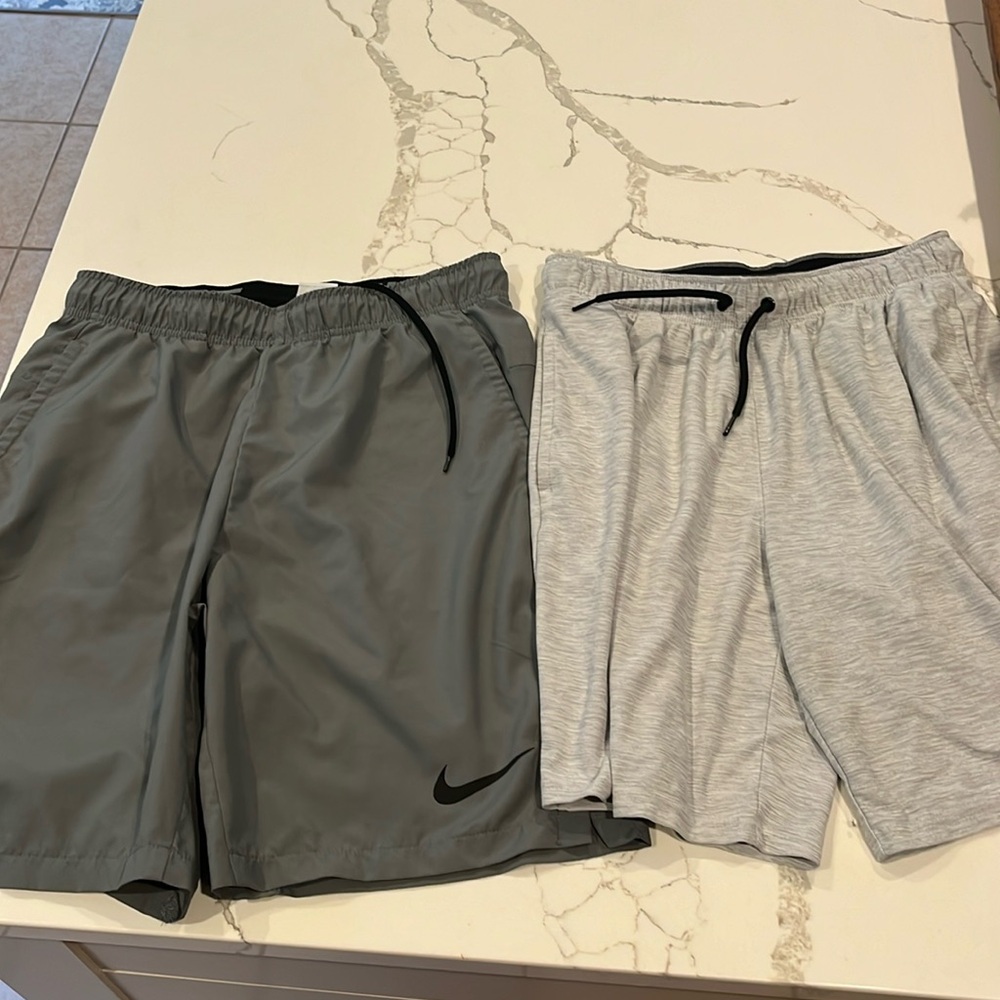 2 pr. Mens athletics Shorts (Nike, Okd Navy). Grey. Sz. Small